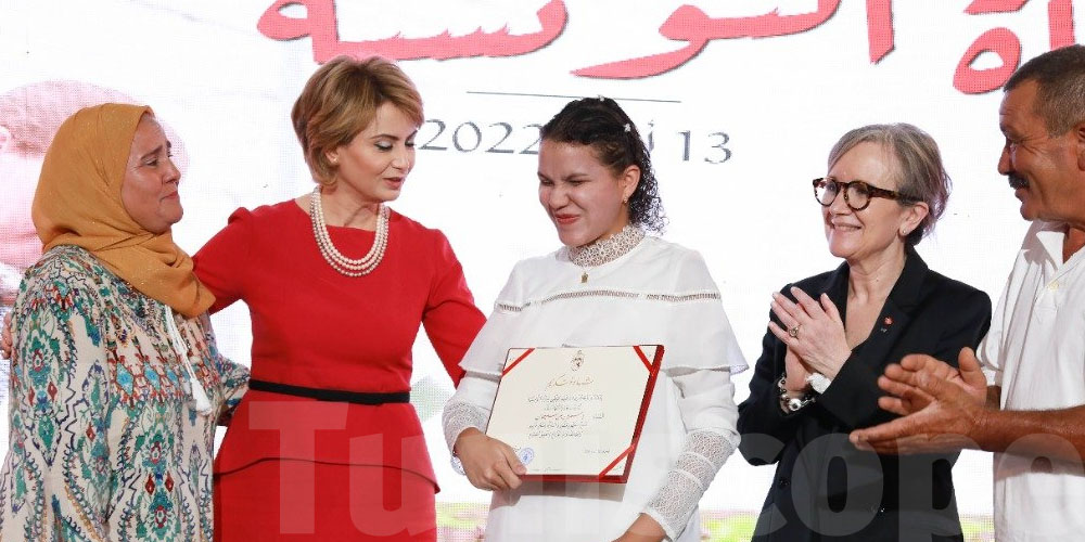 بالصور : حرم  رئيس الجمهورية ورئيسة الحكومة تشرفان على تكريم عدد من النساء المتميزات