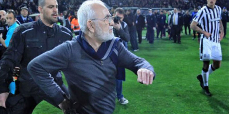 إيقاف مباريات كرة قدم في اليونان بعد نزول رئيس ناد إلى أرض الملعب وهو مسلح