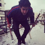 Insolite : Un jeune tunisien fait du ski au Lac… avec deux raclettes !