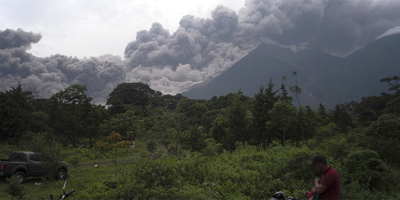 بركان يقتل 25 شخصا والنار تحاصر القرويين في غواتيمالا 