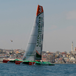 Le trimaran Groupama3 tente la traversée entre Marseille et Carthage