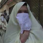 Alger : Vêtues de voile blanc, des algéroises manifestent contre le niqab 
