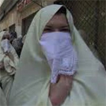Alger : Vêtues de voile blanc, des algéroises manifestent contre le niqab