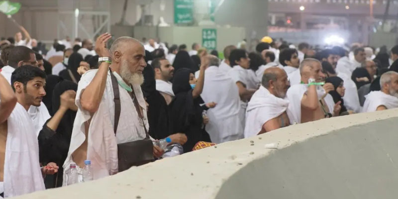 بأول أيام التشريق:الحجاج يرمون الجمرات في منى