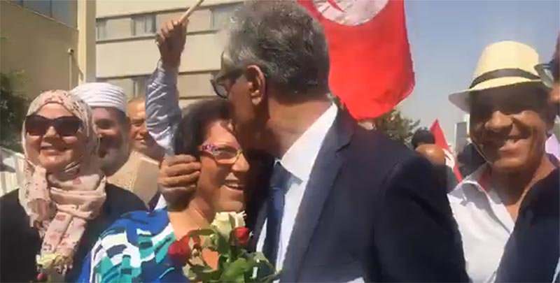 بالفيديو، حمة الهمامي يقبّل راضية أمام مقر الهيئة العليا المستقلة للإنتخابات