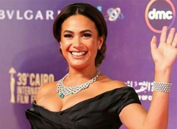 En photos : La robe que portait Hend Sabri au Festival International du Film du Caire crée la polémique ...