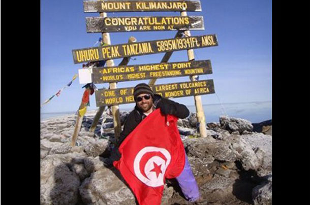 Houssem Hamdi brandit le drapeau national au sommet du mont Kilimandjaro 