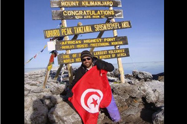 Houssem Hamdi brandit le drapeau national au sommet du mont Kilimandjaro
