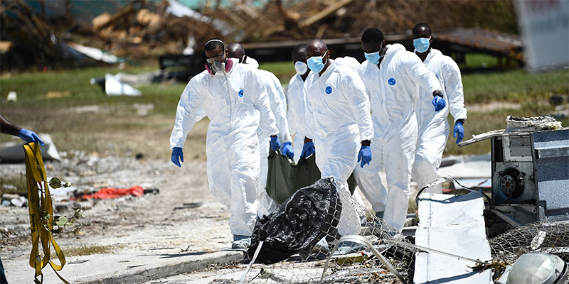 En photos : La dure collecte des morts de l'ouragan Dorian sur l'île d'Abaco