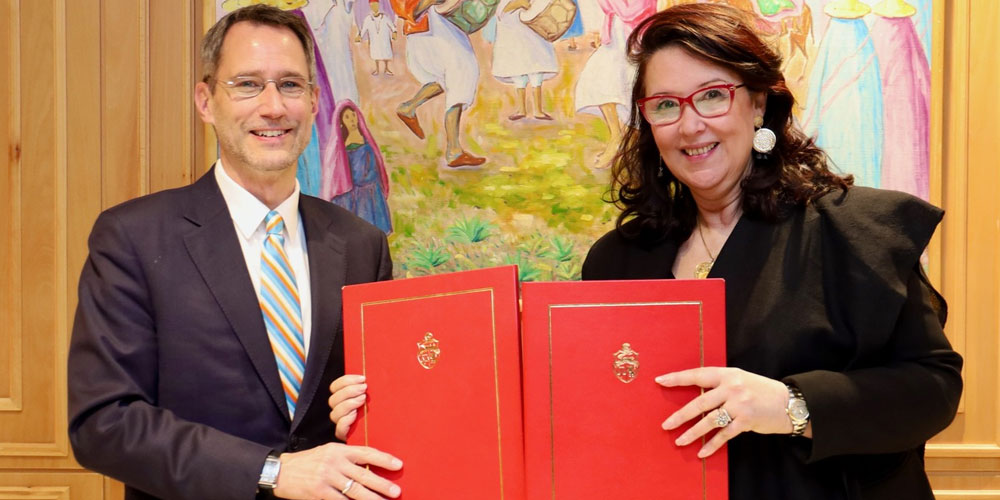L’ambassadeur américain Joey Hood signe un protocole d’accord avec le ministère des Affaires culturelles