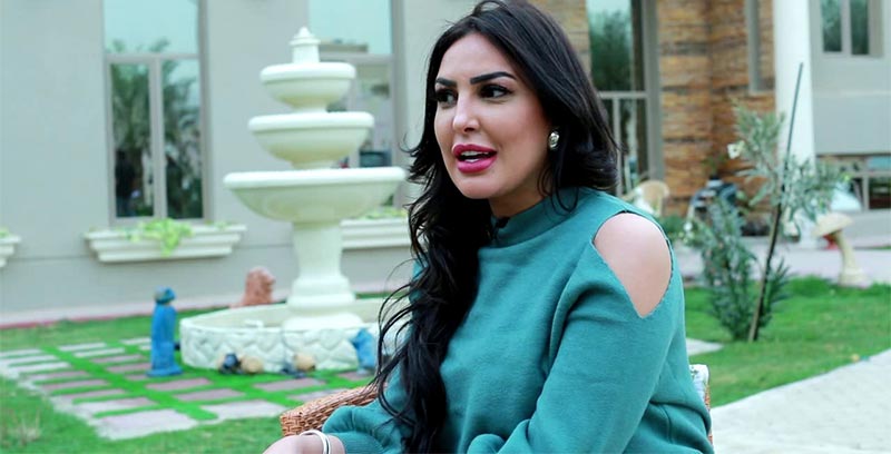 بالفيديو: بعد تقبيلها لمذيع، التونسية هدى صلاح تثير جدلا في الامارات بسبب تصريحاتها 
