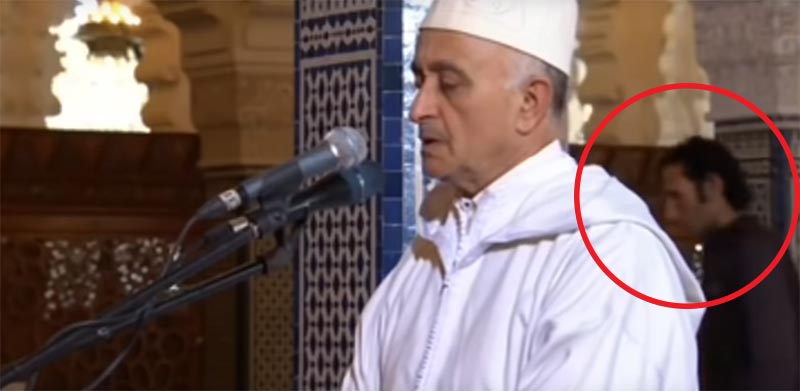بالفيديو: مسلح يعتلى منبر مسجد لنحر الإمام بالمغرب
