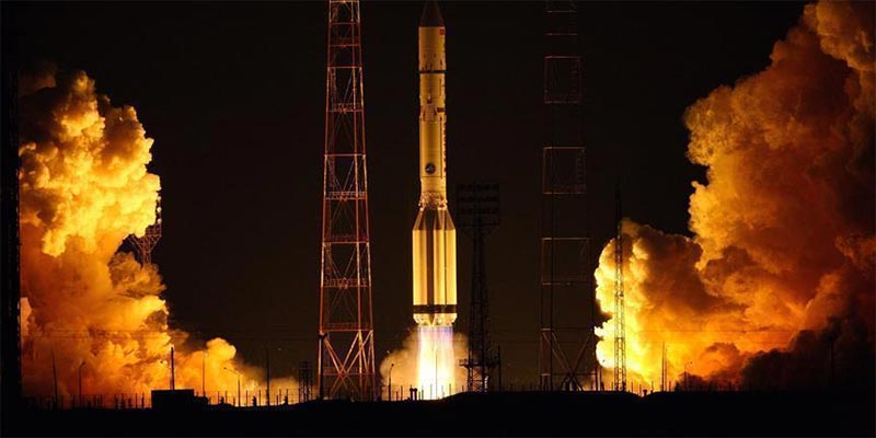 الهند تطلق صاروخا إلى الفضاء يحمل عشرات الأقمار الصناعية