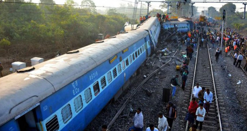 إصابة 14 شخصا إثر خروج قطار عن مساره شمالي الهند