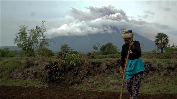 إندونيسيا تتوقع خسارة 665 مليون دولار جراء ثوران بركان ''أغونغ''