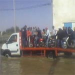 Photo du jour-Inondations à Gabès : Un camion de dépannage se transforme en bac
