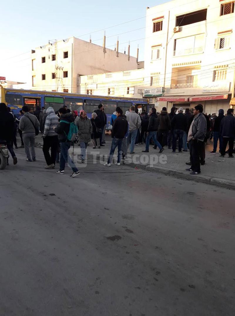 حي الانطلاقة: المواطنون يغلقون الطريق احتجاجا على غياب وسائل النقل ..صور