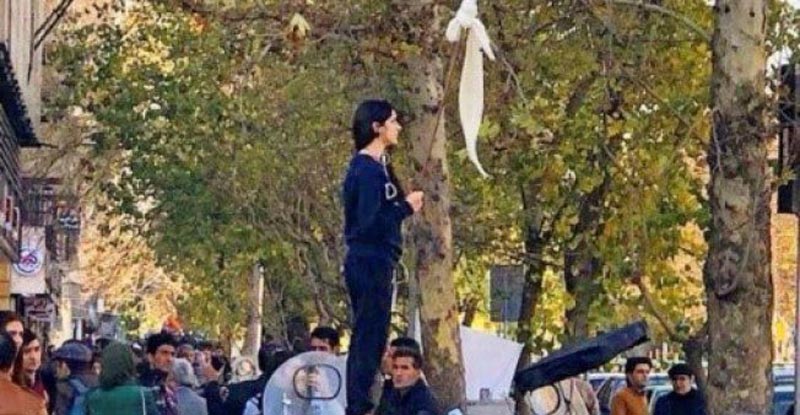 إيران: توقيف نحو 30 إمراة كشفن رؤوسهن احتجاجا على القانون الذي يفرض الحجاب 
