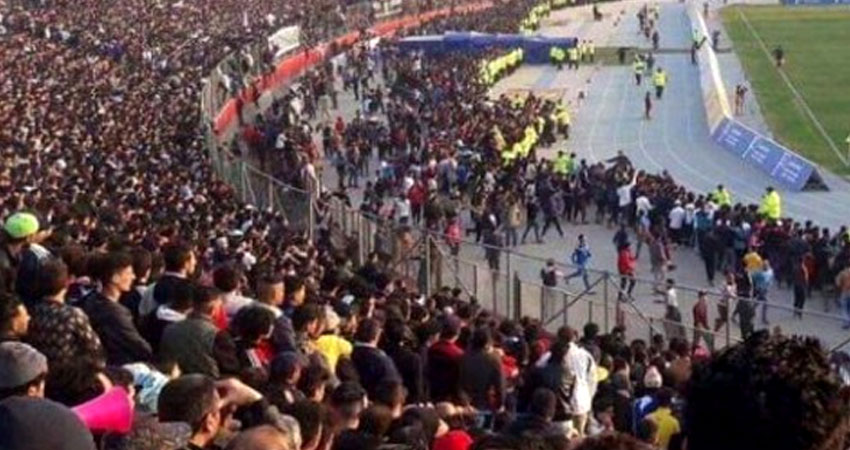 اقتحام ألاف المشجعين ملعب الشعب يتسبب بتأجيل قمة كلاسيكو العراق