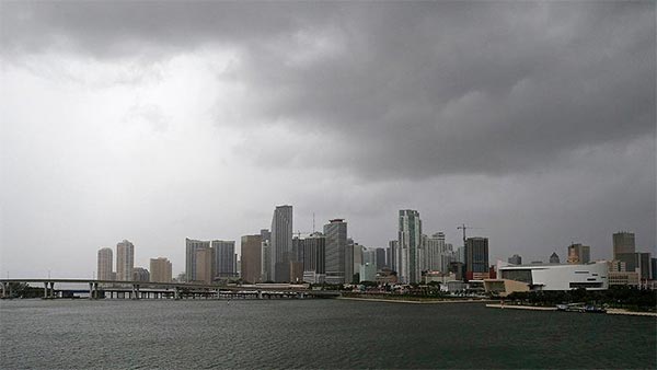ترمب يتفقد فلوريدا.. وآخر ضحايا الإعصار 8 مسنين