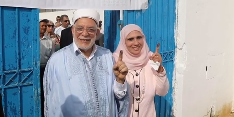 En photos : Abdelfattah Mourou et son épouse votent à la Marsa 