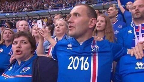 Euro 2016 : le président islandais a regardé le match au milieu des supporters