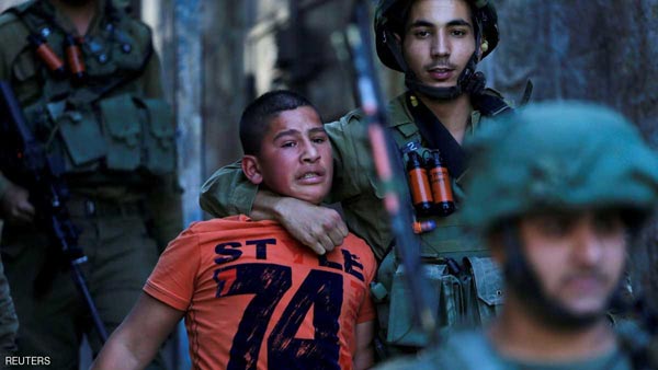 اسرائيل تحتجز حوالي 300 طفل فلسطيني في سجونها 