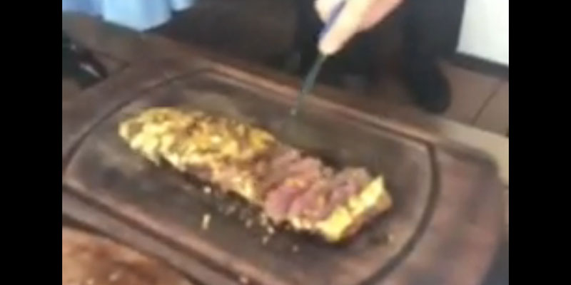 فيديو: فنان عربي يتناول طبقا من اللحم المطلي بالذهب