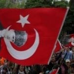 Démonstration de force d’Erdogan et ses partisans après une nuit de heurts à Istanbul
