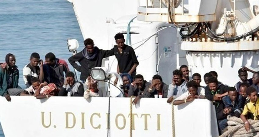 إيطاليا تسمح لبعض المهاجرين العالقين بالنزول في صقلية 