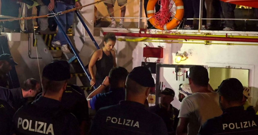 اعتقال قبطانة سفينة لإنقاذ المهاجرين تحدت رفض السلطات الإيطالية دخولها مياهها