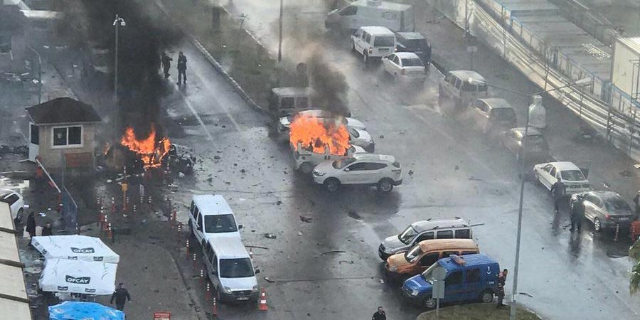 Turquie : Explosion de deux voitures près d’un tribunal à Izmir