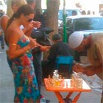 Photo du jour : Les touristes en Tunisie s'intéressent au 'Itr'