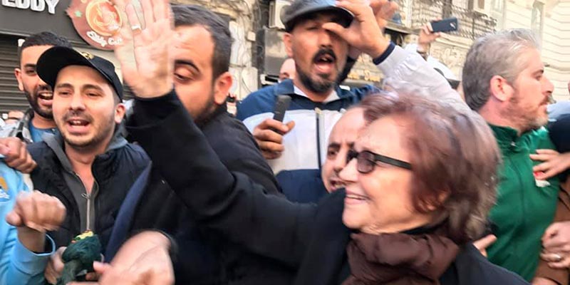 Photo du jour : La grande Djamila Bouhired rejoint les manifestants algériens dans la rue