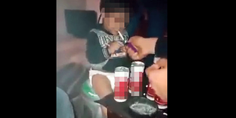 طفل في جلسة خمرية: المرأة التي ظهرت بالفيديو ليست والدته
