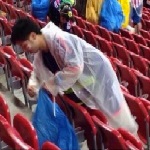 En photo : Les supporters japonais nettoient leurs sièges après le match de leur équipe contre la Côte d’Ivoire