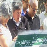 Photo du jour : Jean Luc Mélenchon se recueille sur la tombe du martyr Chokri Belaïd