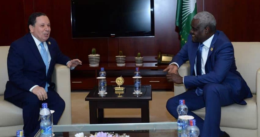 وزير الخارجية يتحادث مع رئيس المفوضية الافريقية