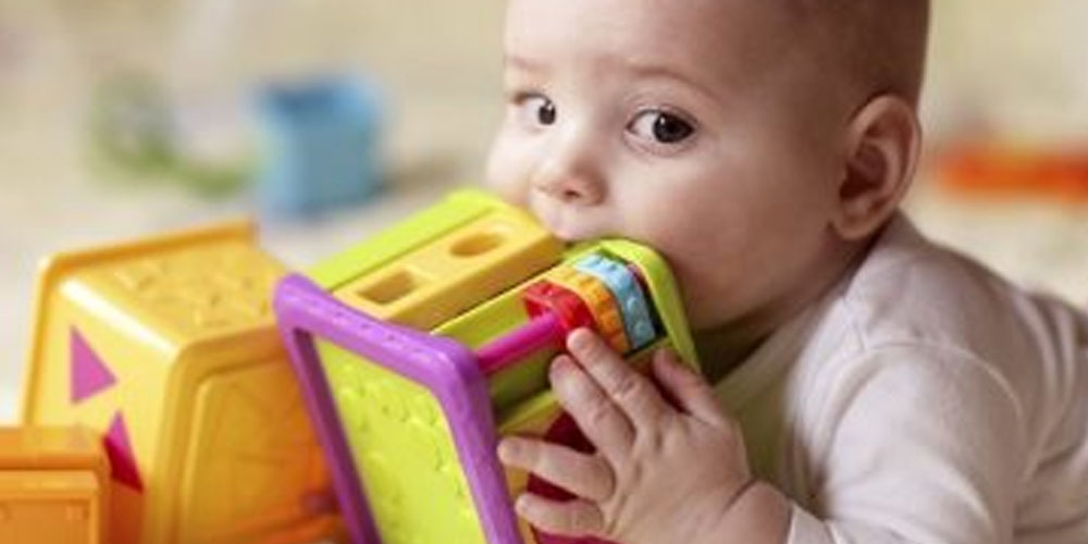 Alerte : des perturbateurs hormonaux cachés dans les cadeaux des nourrissons