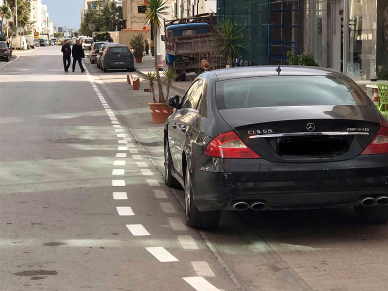 Photo du Jour : Inutile de déplacer la voiture, on peint sans problème…