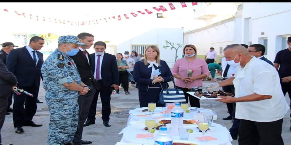 وزيرة العدل تشارك أعوان السجون ومودعي السجن المدني بالمنستير فرحة العيد