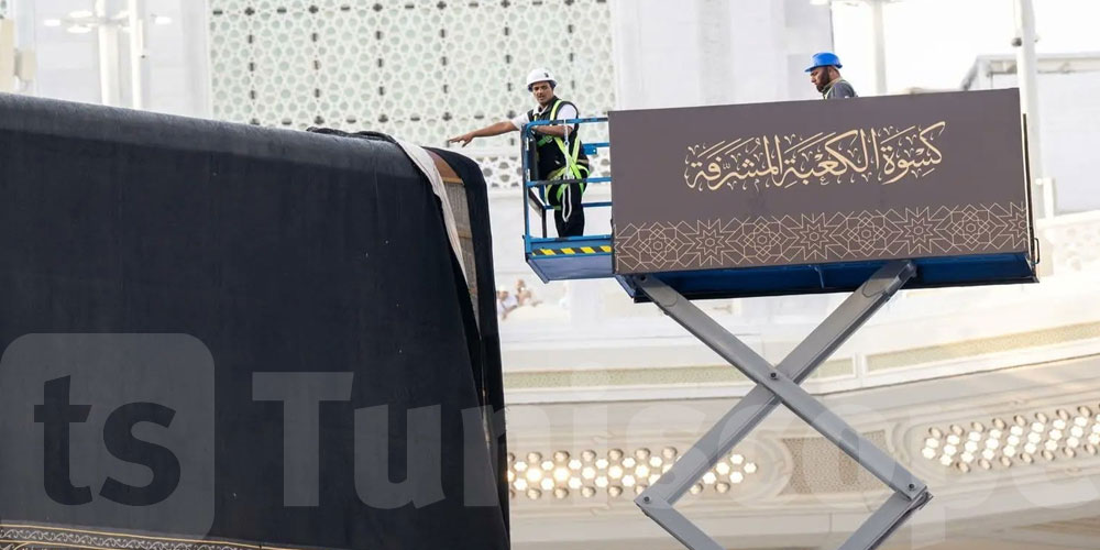 بدء تغيير كسوة الكعبة المشرفة مع إطلالة عام هجري جديد
