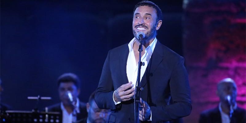 بالفيديو: فتاة تقتحم خشبة المسرح وتحتضن كاظم الساهر