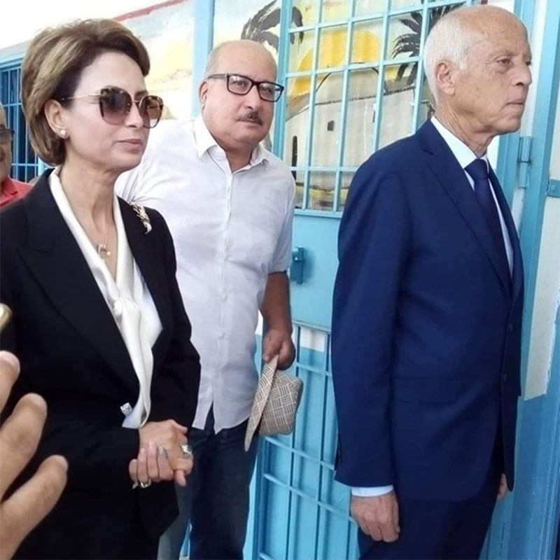 بالصورة: أول ظهور لزوجة قيس سعيد خلال أداء واجبه الانتخابي