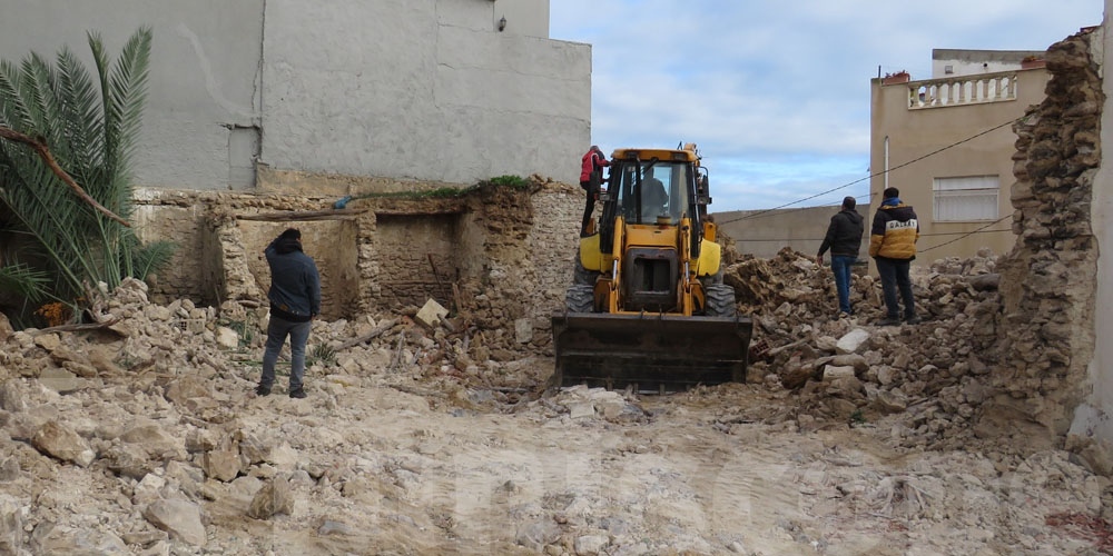 القلعة الكبرى: هدم بناية مهددة بالسقوط