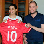 Amel Karboul reçoit le tee-shirt numéro 10 de de l’Etoile Sportive du Sahel