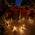 وقفة رمزية بالشموع بساحة القصبة ترحما على أرواح شهداء الجيش و الأمن الوطنيين