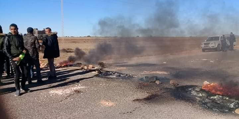 Protestation et blocage de la route suite à la fermeture d’une usine de briques à Kasserine