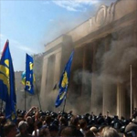 إصابة 100 شرطي أوكراني إثر انفجار قنابل يدوية