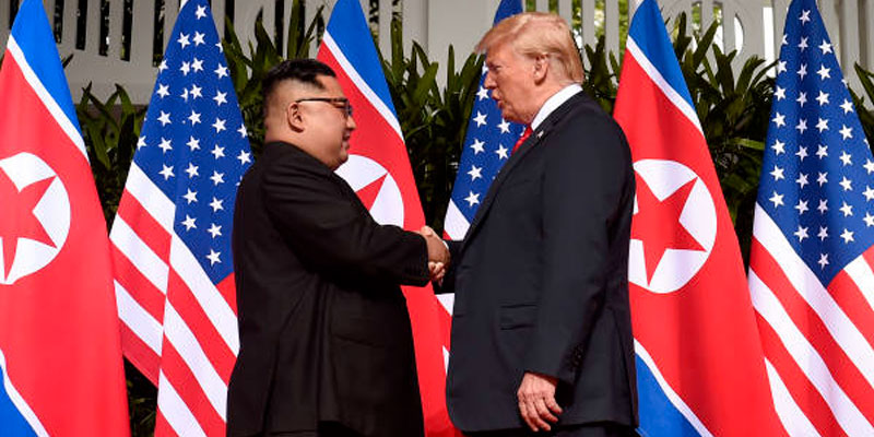 Kim s'engage pour une ''dénucléarisation complète'' lors d'un sommet historique avec Trump